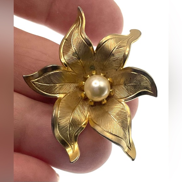 Vintage Gold Tone Floral Brooch Pin with Faux Pearl - Picture 7 of 8